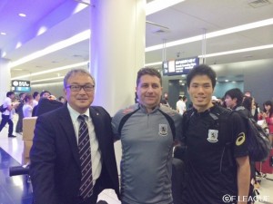 名古屋オーシャンズ帰国時 ※左から櫻井実行委員、ビクトル監督、キャプテン吉川選手 